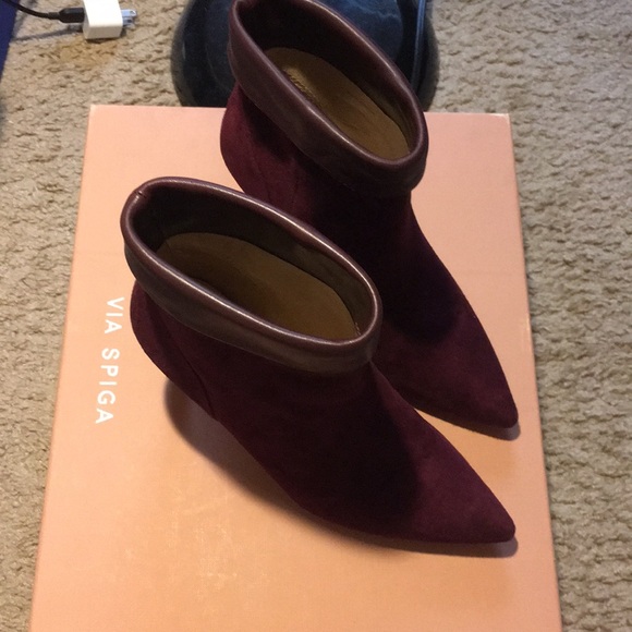 Via Spiga
Giulia Pointed Toe Bootie
ColorMulberry - Picture 5 of 6